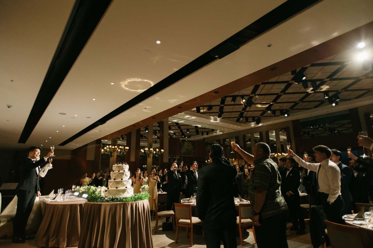 大切な人たちとともに笑顔と感動が響き合うひととき。
ニューヨークのステーキハウスをイメージした空間で、大切なゲストと過ごす心地よく上質なウエディングパーティー。